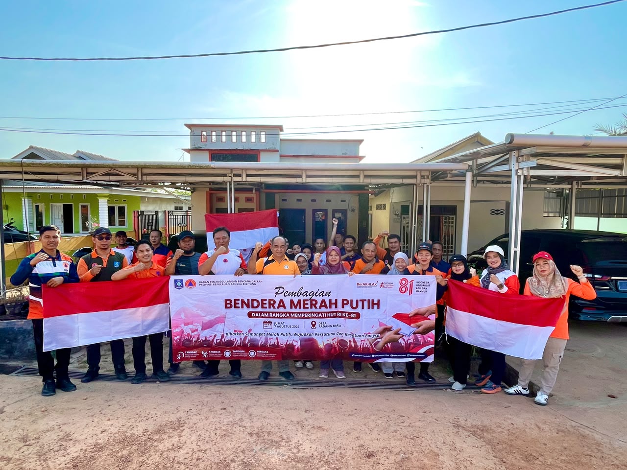 Semangat Patriotisme di Bumi Serumpun Sebalai BPBD Babel Bagikan dan Tancapkan  Bendera Merah Putih Untuk Warga Padang Baru